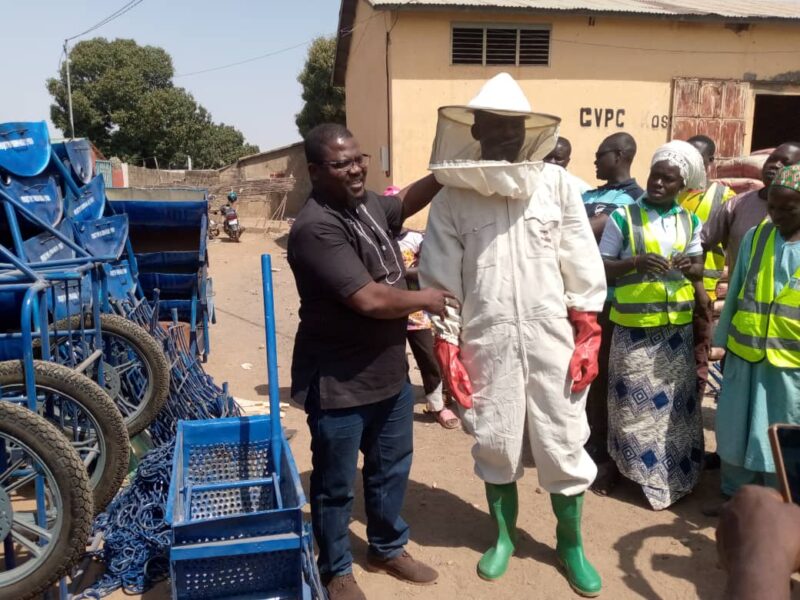 Projet PEV Bénin-Niger: les bénéficiaires de Kandi reçoivent leurs équipements.