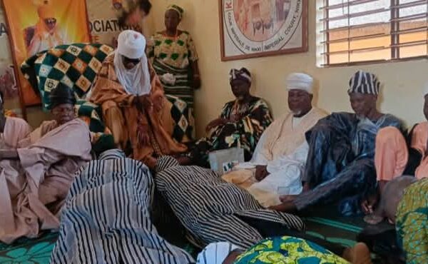 Préparatifs du 14e séminaire de la commission nationale de l’inguistique Baatonu : le comité d’organisation reçoit les bénédictions de l’empereur de Nikki