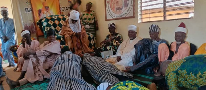 Préparatifs du 14e séminaire de la commission nationale de l’inguistique Baatonu : le comité d’organisation reçoit les bénédictions de l’empereur de Nikki