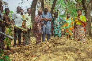 Banikoara: le maire Bio Sarako TAMOU en recueillement sur la tombe du feu roi Nansounon XXI