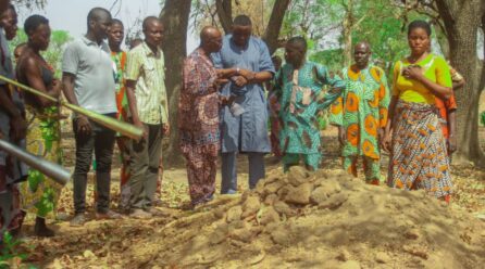 Banikoara: le maire Bio Sarako TAMOU en recueillement sur la tombe du feu roi Nansounon XXI