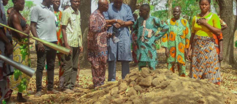 Banikoara: le maire Bio Sarako TAMOU en recueillement sur la tombe du feu roi Nansounon XXI