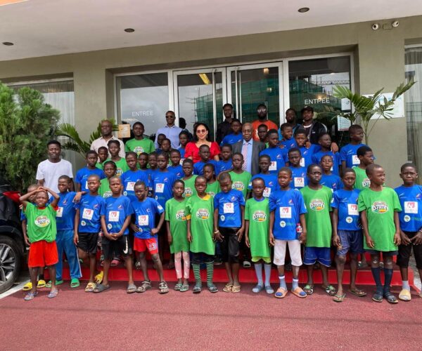 NOBILA AIRPORT HOTEL: les enfants du centre communautaire Eya en immersion